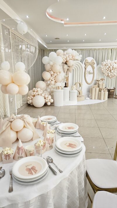 Bež bajka – Elegantna Dekoracija za Prvi Rođendan