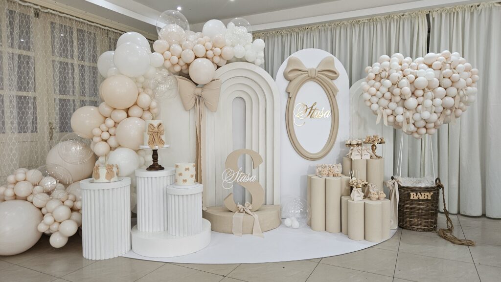 Bež bajka – Elegantna Dekoracija za Prvi Rođendan